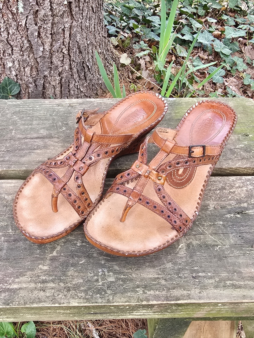 Clarks Artisan Collection Women's Tan Leather Thong Sandals with Buckle